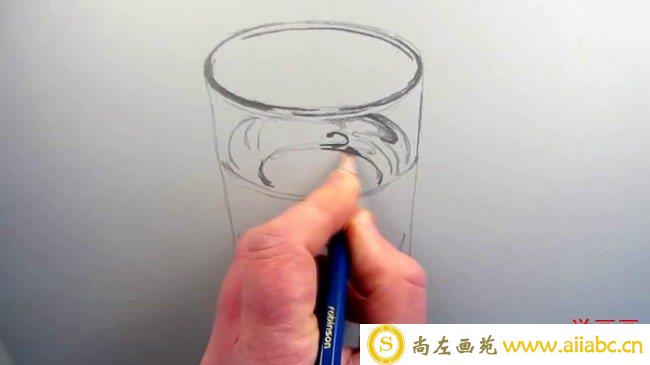 【视频】素描画装水的玻璃杯手绘视频教程 玻璃和水的画法 玻璃水质感怎么画_