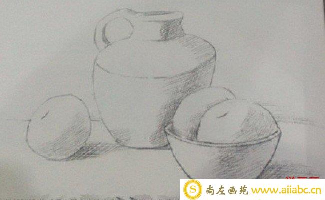 陶瓷罐子与水果组合静物素描的画法 陶瓷质感的画法 比例构图_