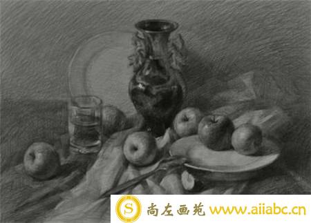 静物组合素描：瓷器苹果水杯勺子衬布
