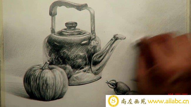 【视频】金属茶水壶南瓜小番茄组合静物素描手绘视频教程 素描打形上调子视频_